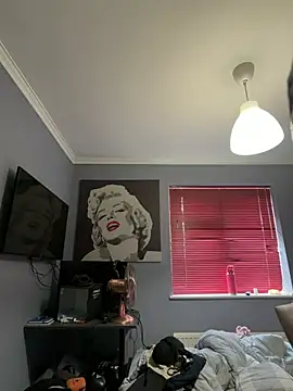 LolaSkyee online show from June 5, 2026, 6:52 am