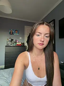 LolaSkyee online show from July 21, 2026, 6:37 am