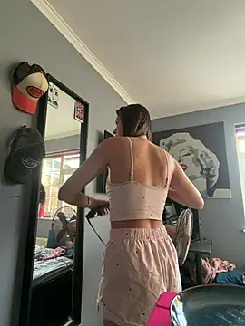 LolaSkyee online show from August 4, 2026, 5:34 am