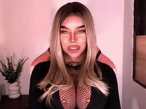 CyraHasABigCock online show from May 25, 2026, 9:46 pm