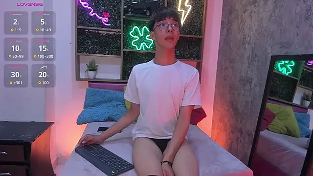 Snapshot of Eyden_Connor chatting on June 2, 2026, 11:05 pm Eyden Connor online show from June 2, 2026, 11:05 pm