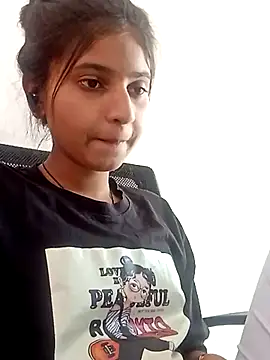 Snapshot of TANU01990 chatting on April 1, 2026, 4:58 am TANU01990 online show from April 1, 2026, 4:58 am