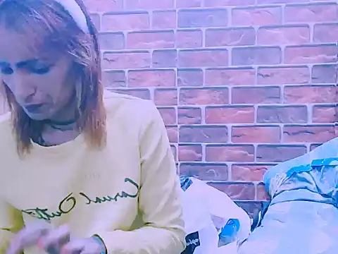 Snapshot of Alanadelray21 chatting on April 6, 2026, 5:19 am Alanadelray21 online show from April 6, 2026, 5:19 am