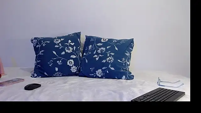 ThaliaGray  online show from May 13, 2026, 9:49 am