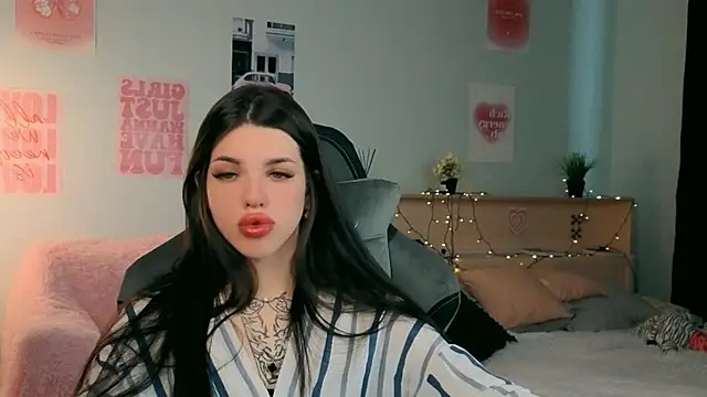 molly rettyy online show from May 8, 2026, 4:27 am