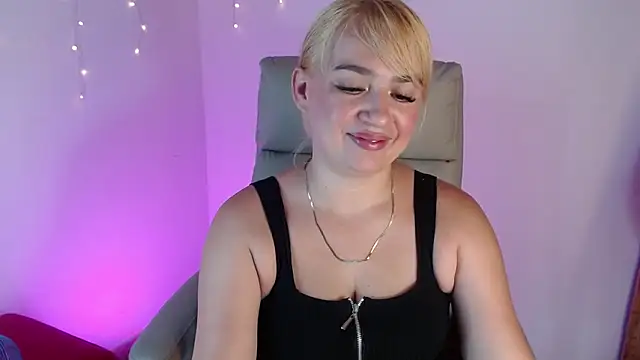 Snapshot of Carolina_2403 chatting on May 17, 2026, 7:47 pm Carolina 2403 online show from May 17, 2026, 7:47 pm