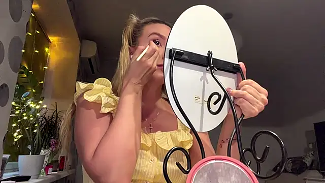 Snapshot of Annycute666 chatting on April 1, 2026, 3:53 pm Annycute666 online show from April 1, 2026, 3:53 pm