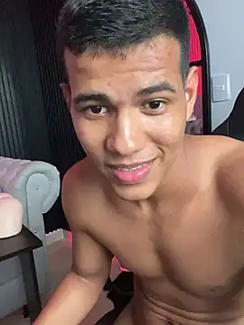 noahdark  online show from May 17, 2026, 2:28 pm