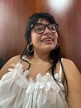 SamanthaColen  online show from May 11, 2026, 9:23 pm