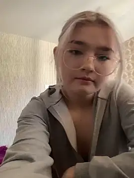 KimCarr online show from April 2, 2026, 12:01 pm