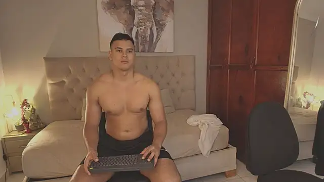 Maxi and Ares online show from May 26, 2026, 7:01 pm