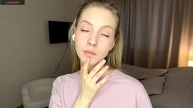 Snapshot of SofiaVelour chatting on April 2, 2026, 1:18 pm SofiaVelour online show from April 2, 2026, 1:18 pm