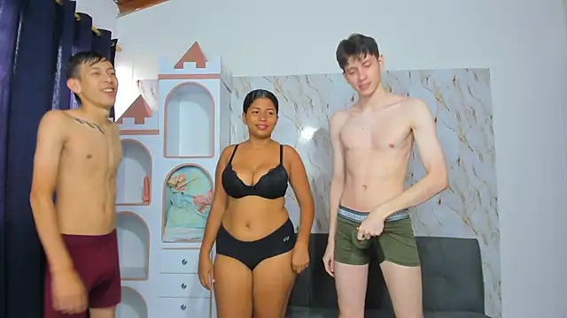 Snapshot of playhouse_couple chatting on April 7, 2026, 1:46 pm playhouse couple online show from April 7, 2026, 1:46 pm