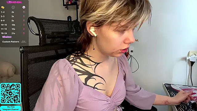 MadalynNosel online show from April 21, 2026, 7:04 am