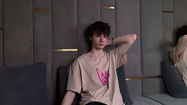 Snapshot of EdwardHogan chatting on April 5, 2026, 8:59 pm EdwardHogan online show from April 5, 2026, 8:59 pm