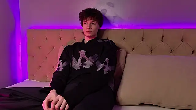 Snapshot of EdwardHogan chatting on April 15, 2026, 3:05 pm EdwardHogan online show from April 15, 2026, 3:05 pm