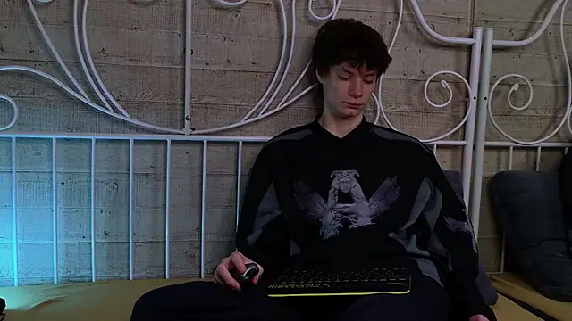 Snapshot of EdwardHogan chatting on April 2, 2026, 5:19 pm EdwardHogan online show from April 2, 2026, 5:19 pm