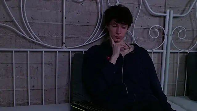 Snapshot of EdwardHogan chatting on April 3, 2026, 3:51 pm EdwardHogan online show from April 3, 2026, 3:51 pm