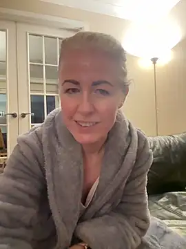 Snapshot of Laylaskyexx chatting on April 15, 2026, 4:40 am Laylaskyexx online show from April 15, 2026, 4:40 am