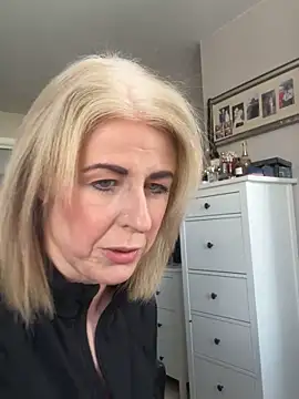 Snapshot of Laylaskyexx chatting on April 14, 2026, 10:31 am Laylaskyexx online show from April 14, 2026, 10:31 am