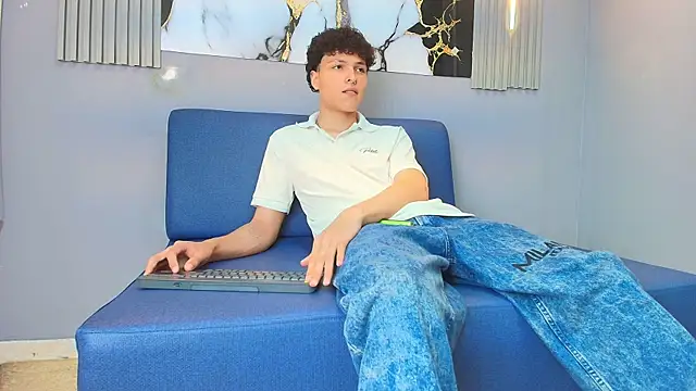 GOMEZZ 07 online show from April 6, 2026, 8:10 pm