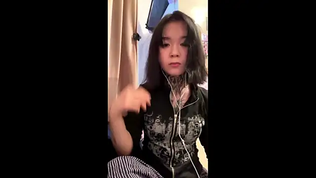 Snapshot of Juliou_ chatting on April 3, 2026, 12:55 pm Juliou online show from April 3, 2026, 12:55 pm