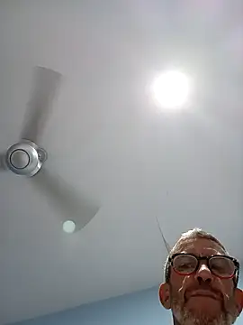 Snapshot of chris-sbh11 chatting on April 3, 2026, 6:09 am chris-sbh11 online show from April 3, 2026, 6:09 am