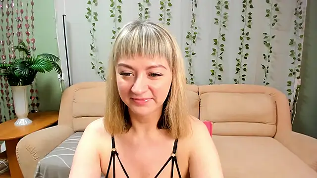 JulieLuna online show from April 6, 2026, 3:24 am