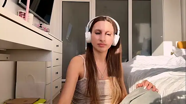 LynetteMerino online show from April 5, 2026, 1:18 pm