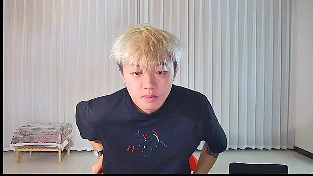 Snapshot of Zhuguli-001 chatting on April 8, 2026, 4:58 am Zhuguli-001 online show from April 8, 2026, 4:58 am