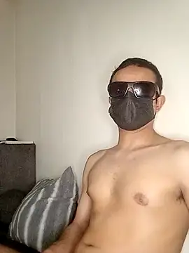 Snapshot of LuisLatinboyy chatting on April 5, 2026, 8:37 pm LuisLatinboyy online show from April 5, 2026, 8:37 pm