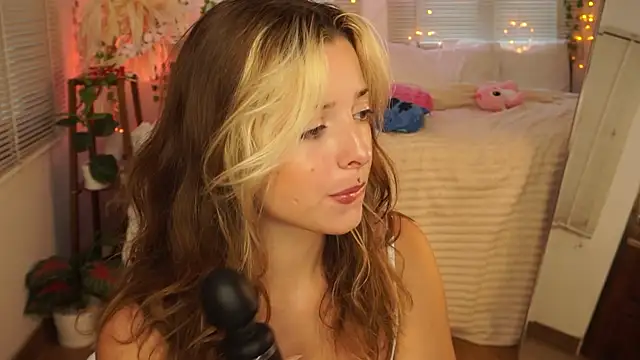 LoraDollie online show from July 6, 2026, 4:19 am