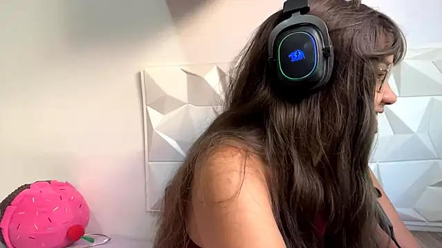 IsisValentine online show from April 22, 2026, 5:09 pm