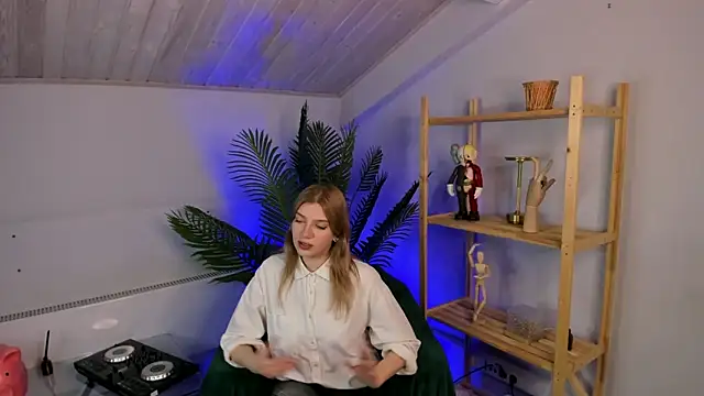 GloriaCwik online show from April 9, 2026, 2:34 pm