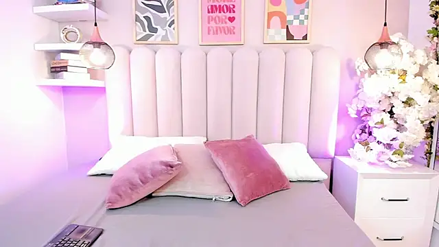 Snapshot of Madie_amoretti chatting on April 14, 2026, 12:21 pm Madie amoretti online show from April 14, 2026, 12:21 pm