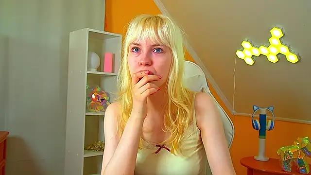HannahHollis online show from July 21, 2026, 6:26 am