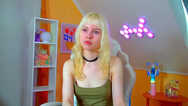 HannahHollis online show from June 5, 2026, 6:29 am