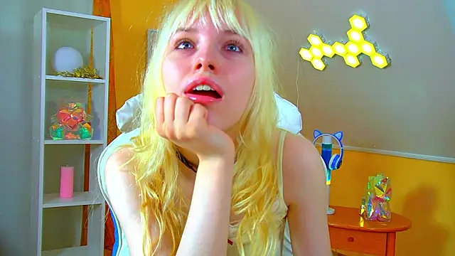 HannahHollis online show from July 5, 2026, 6:31 am