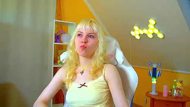 HannahHollis online show from June 25, 2026, 6:18 am