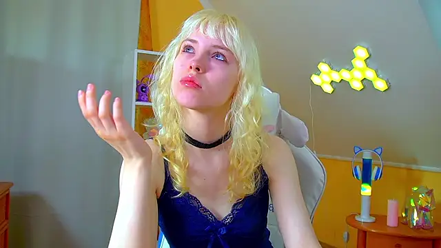 HannahHollis online show from June 24, 2026, 6:23 am