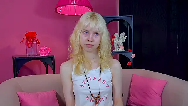 HannahHollis online show from May 7, 2026, 6:17 am