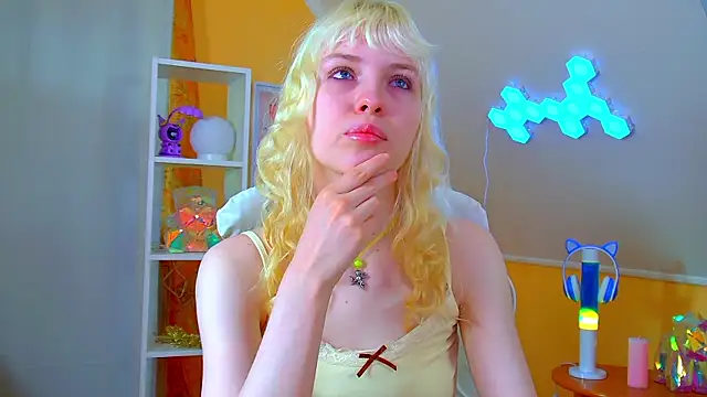 HannahHollis online show from June 17, 2026, 6:13 am