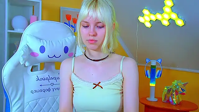 HannahHollis online show from July 12, 2026, 6:20 pm