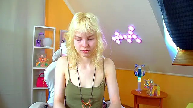 HannahHollis online show from April 24, 2026, 6:15 am