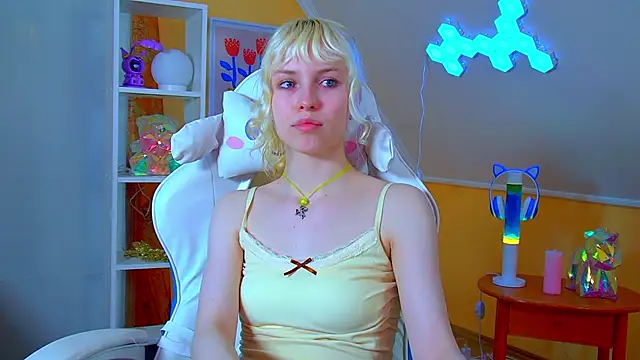 HannahHollis online show from June 17, 2026, 6:18 pm
