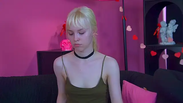 HannahHollis online show from June 27, 2026, 12:44 pm