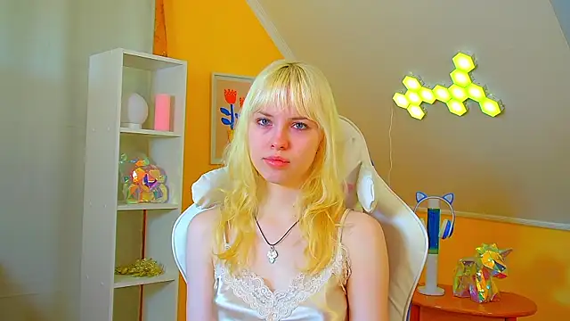 HannahHollis online show from July 16, 2026, 6:10 am