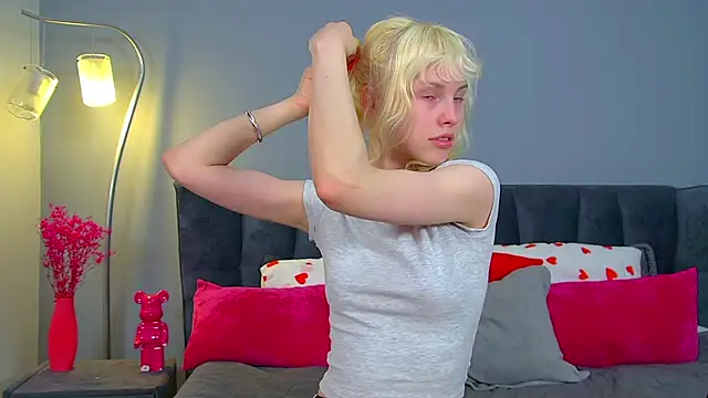 HannahHollis online show from April 29, 2026, 5:30 pm
