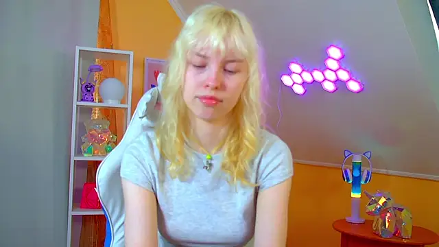 HannahHollis online show from April 30, 2026, 6:20 am