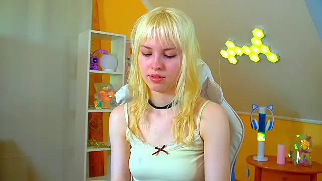 HannahHollis online show from June 28, 2026, 6:20 am